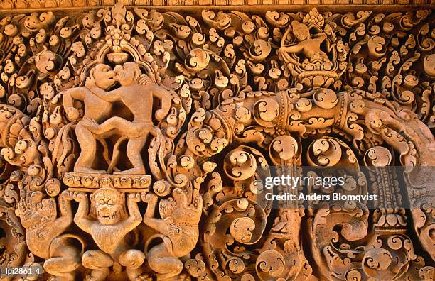 bas-relief art of banteay srei, angkor, siem reap, cambodia, south-east asia - banteay srei stock-fotos und bilder