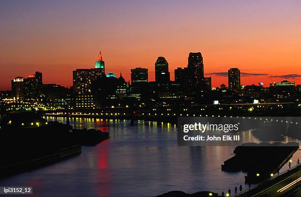 city skyline at sunset and mississippi river, minneapolis, united states of america - category:protected_areas_of_washington_county,_mississippi foto e immagini stock