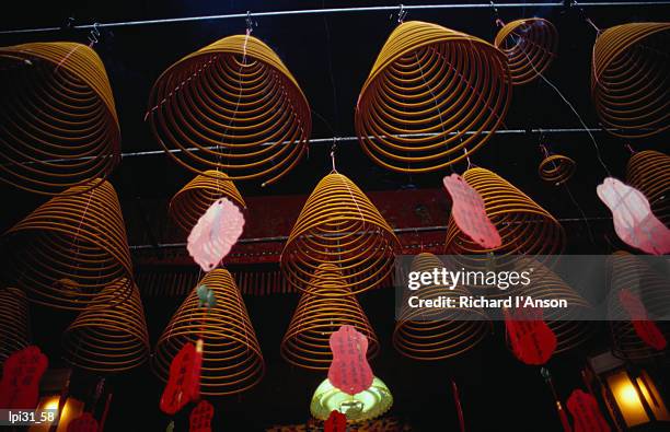 incense coils hanging in man mo temple, hong kong, china, north-east asia - templo de man mo - fotografias e filmes do acervo