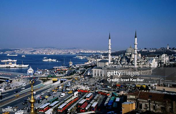 yeni cami (new mosque) from minaret of rustem pasa camii, istanbul, turkey - keribar stockfoto's en -beelden