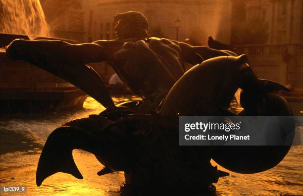 detail of fountain on trafalgar square. - londres intramuros photos et images de collection
