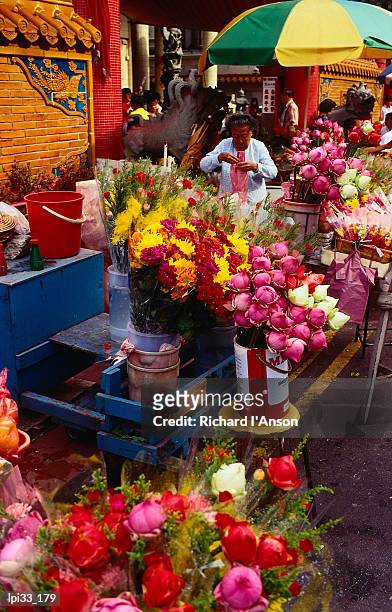 flower sellers outside  kuan yin temple, singapore, south-east asia - singapore stock-fotos und bilder