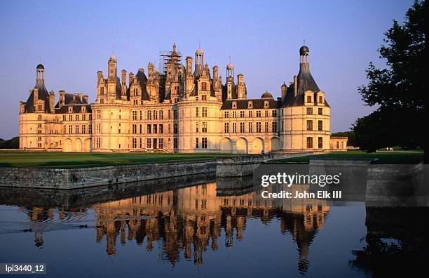 chateau de chambord, low angle view, france - castelo de chambord - fotografias e filmes do acervo