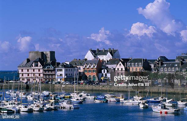 boats in town harbour, concarneau, france - concarneau stock pictures, royalty-free photos & images