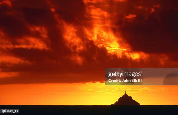 silhouette of mont saint michel at sunset, mont st michel, france - baixa normandia imagens e fotografias de stock