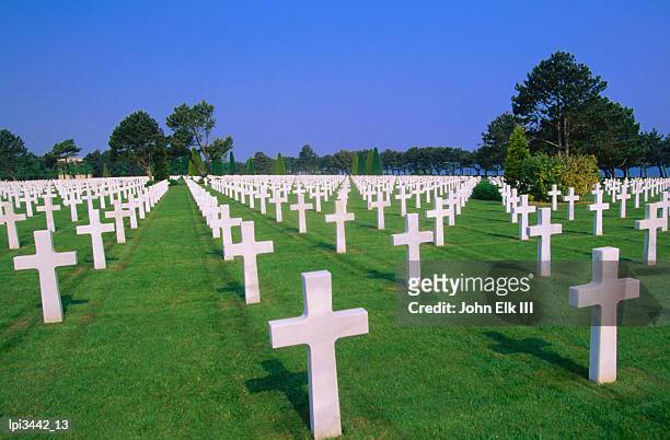 rows of white crosses at american military cemetery, colleville-sur-mer, france - mer fotografías e imágenes de stock