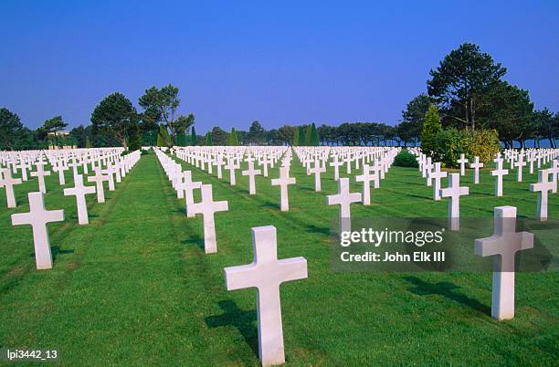 rows of white crosses at american military cemetery, colleville-sur-mer, france - baixa normandia imagens e fotografias de stock