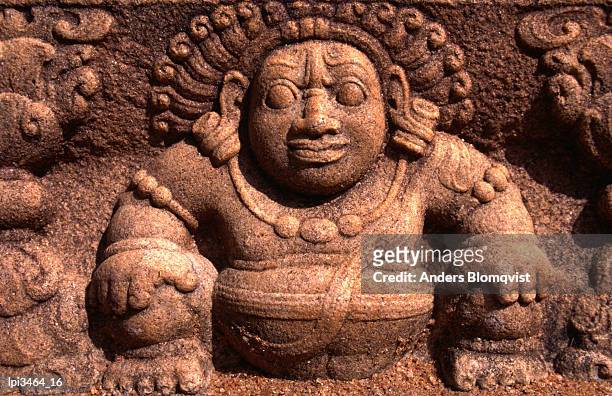 dwarf carving on steps of the 4th century mahasen's palace, anuradhapura, anuradhapura, north central, sri lanka, indian sub-continent - general economy as central bank of sri lanka looks to contain rising inflation stockfoto's en -beelden