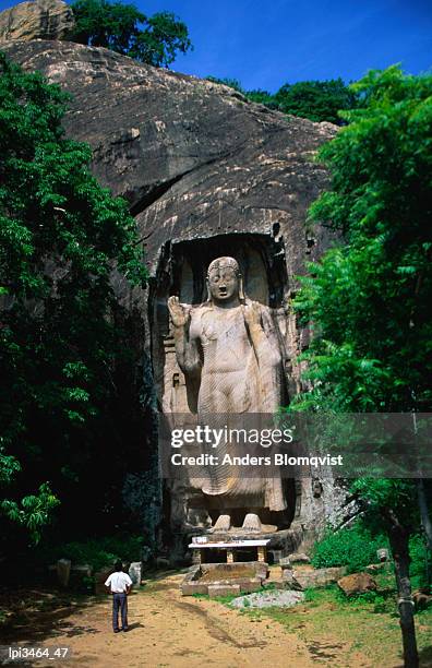 buddah statue at ancient jungle cave monastery, sasseruwa, north central, sri lanka, indian sub-continent - general economy as central bank of sri lanka looks to contain rising inflation stockfoto's en -beelden