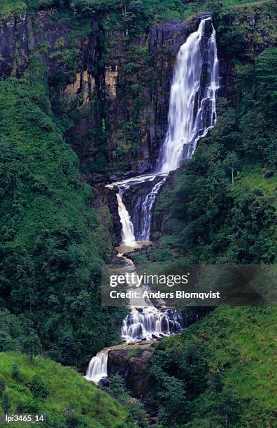 devon falls in the mahaweli region, central, sri lanka, indian sub-continent - general economy as central bank of sri lanka looks to contain rising inflation stockfoto's en -beelden