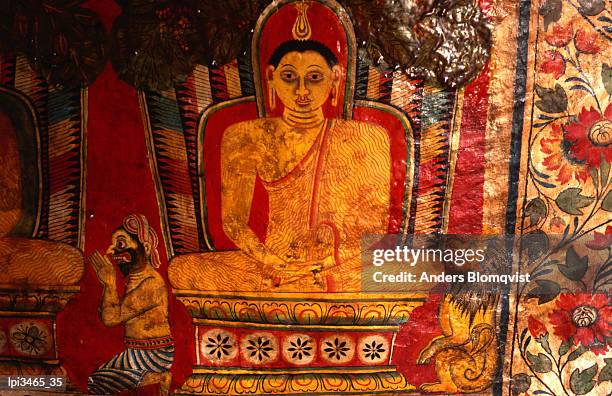 paintings of buddha in mulkirigala rock temple near tangalla, tangalla, southern, sri lanka, indian sub-continent - general economy as central bank of sri lanka looks to contain rising inflation stockfoto's en -beelden