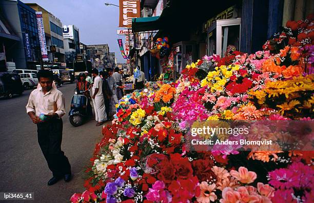 artificial flower seller at pettah bazaar, colombo, western, sri lanka, indian sub-continent - general economy as central bank of sri lanka looks to contain rising inflation stockfoto's en -beelden