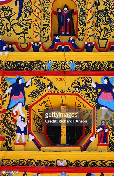 exterior of church of san andres xecul in the highlands, totonicapan, guatemala, central america & the caribbean - totonicapan foto e immagini stock
