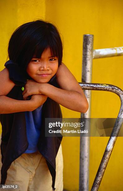 portrait of lao girl at entrance to wat st muang, vientiane, vientiane prefecture, laos, south-east asia - royal palace of laeken stock pictures, royalty-free photos & images