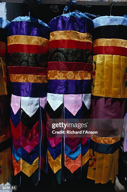 monastery decorations for sale at sunday market, thimphu, thimphu, bhutan, indian sub-continent - for sale korte frase stockfoto's en -beelden