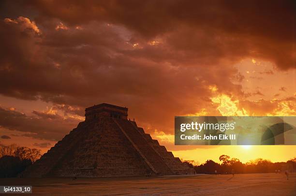 the castle (el castillo), also known as pyramid of kukulcan, low angle view, chichen itza, mexico - el al fotografías e imágenes de stock