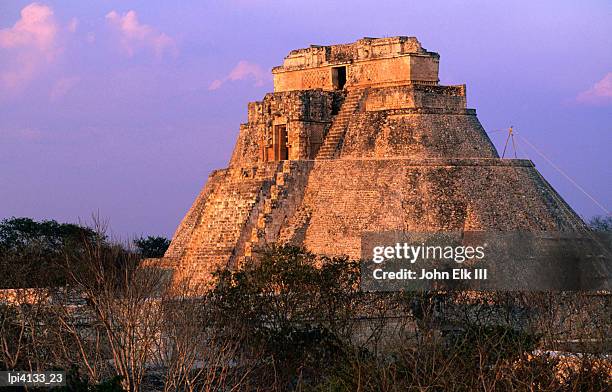 pyramid of the magic1an (piramide del adivino) at sunset, uxmal, mexico - uxmal fotografías e imágenes de stock