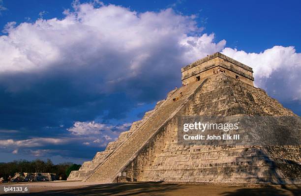 the castle (el castillo), also known as pyramid of kukulcan, low angle view, chichen itza, mexico - esel fotografías e imágenes de stock