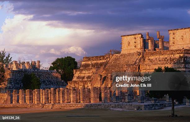 temple of the warriors, (templo de los guerreros) with the group of the thousand columns in the foreground, chichen itza, mexico - temple of warriors foto e immagini stock