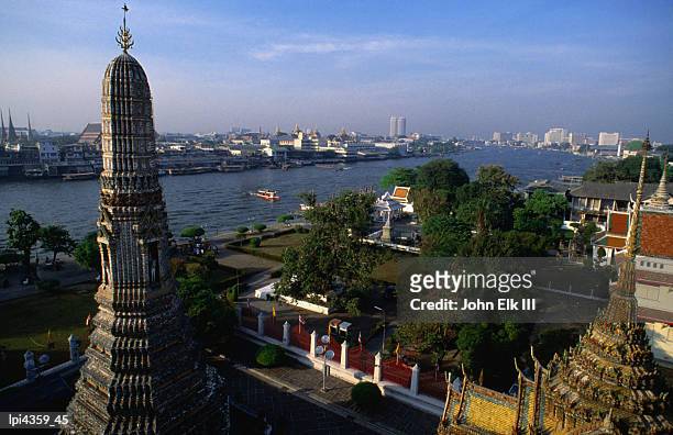 wat arun stupa, bangkok, thailand - elk photos et images de collection
