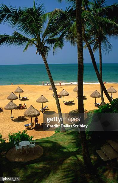 private beach of mt lavinia hotel. - general economy as central bank of sri lanka looks to contain rising inflation stockfoto's en -beelden