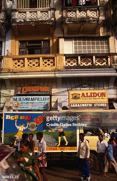 shop fronts in pettah, bazaar area. - general economy as central bank of sri lanka looks to contain rising inflation stockfoto's en -beelden