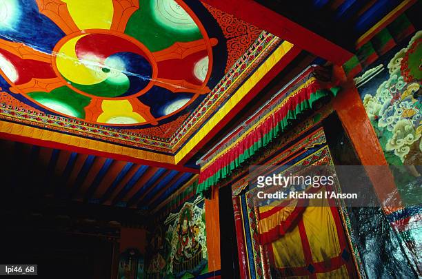 decorative entrance to pyenzhangling monastery in zhonggang, tsang district, tibet, china, north-east asia - panô - fotografias e filmes do acervo