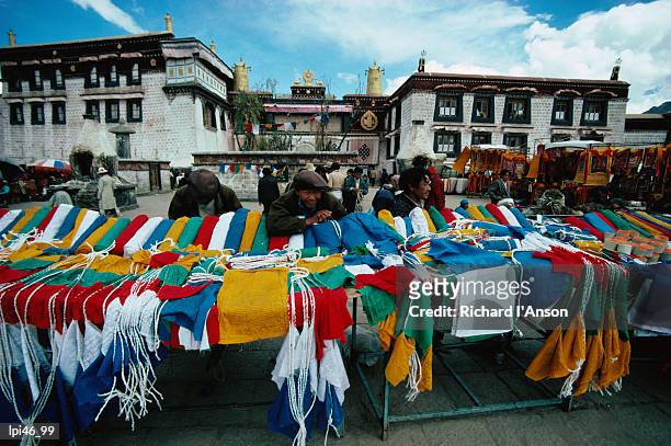 prayer flags for sale at market on barkhor, outside jokhang temple, lhasa, tibet, china, north-east asia - lhasa 個照片及圖片檔