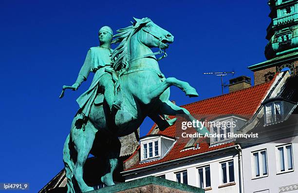 statue of bishop absalon on horseback on hojbro plads square, denmark, europe - sontregio stockfoto's en -beelden