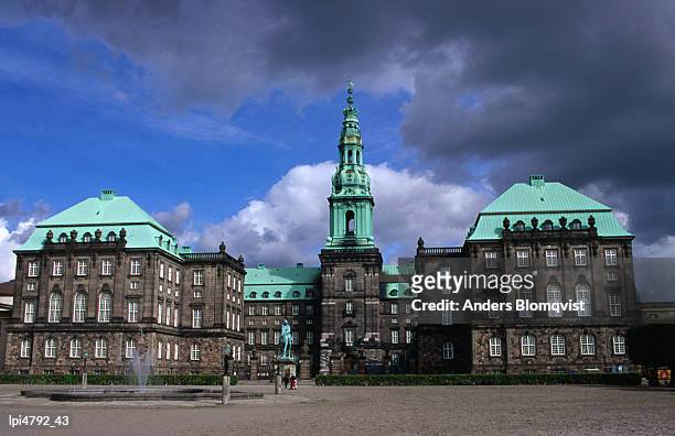 slotsholmen, denmark's seat of national government, copenhagen, denmark, europe - slotsholmen stock-fotos und bilder