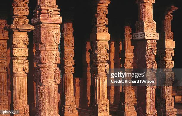 square pillars around main courtyard of quwwat-ul-islam, delhi, india, indian sub-continent - main fotografías e imágenes de stock