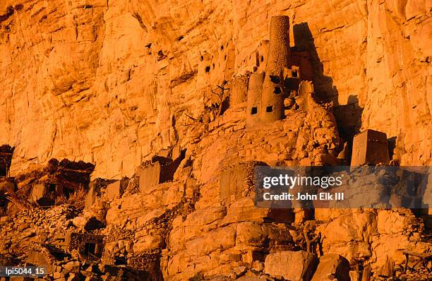 abandoned tellem cliff dwellings, low angle view, banani, mali - elk stockfoto's en -beelden