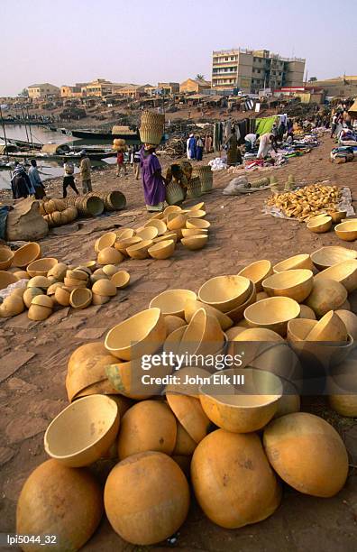 demi-gourds at calabash market on the banks of the niger river, mopti, mali - demi stock-fotos und bilder