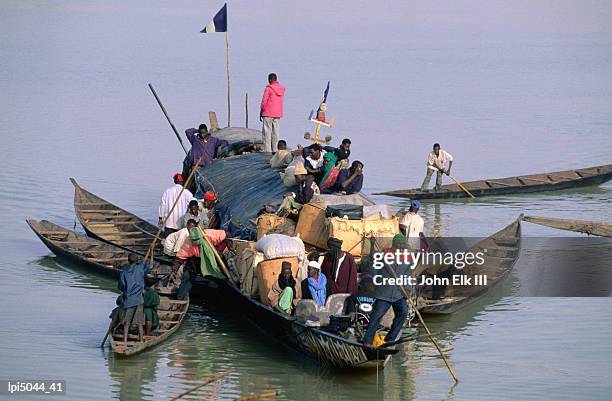 pirogues around larger river craft carrying passengers and goods, mopti, mali - mopti stockfoto's en -beelden