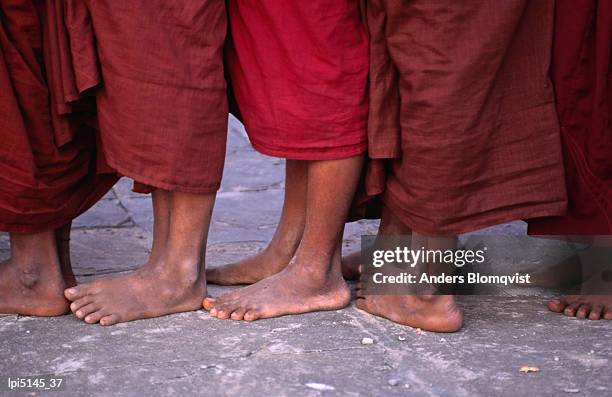 line-up of monk's bare feet at ananda festival, bagan, mandalay, myanmar (burma), south-east asia - lineup fotografías e imágenes de stock