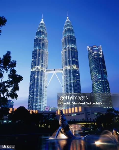 petronas twin towers in evening light, kuala lumpur, malaysia - trade center building stock pictures, royalty-free photos & images