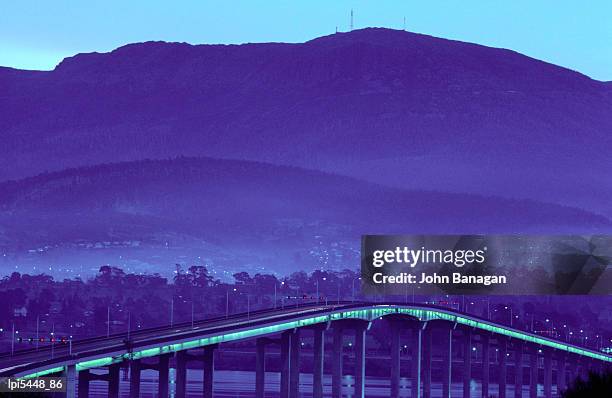 tasman bridge over derwent river, hobart, australia - derwent stock-fotos und bilder