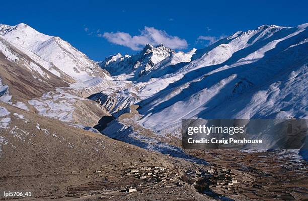 village below mountains, between lung-la pass and nyalam in tsang district, china - passer ストックフォトと画像