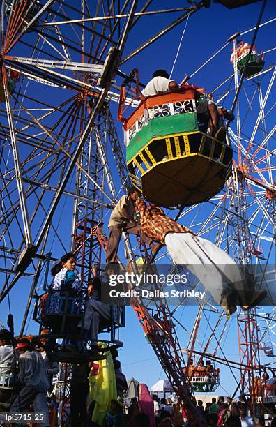 operator performing dare-devil acts on ferris wheel at camel fair. - president trump hosts public safety medal of valor awards at white house stockfoto's en -beelden