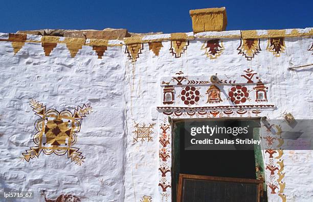 tribal designs painted on house at jaisalmer fort. - tribo asiática imagens e fotografias de stock