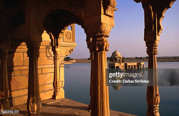 gadi sagar tank, built in 1367, once jaisalmers sole water supply. - sole photos et images de collection