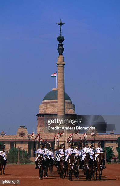 mounted guards in front of rashtrapati bhavan, official residence of the president of india, delhi, delhi, india, indian sub-continent - offizieller vertreter stock-fotos und bilder