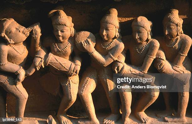 carving depicting musicians on lakshmana temple base, khajuraho, india - anders blomqvist 個照片及圖片檔