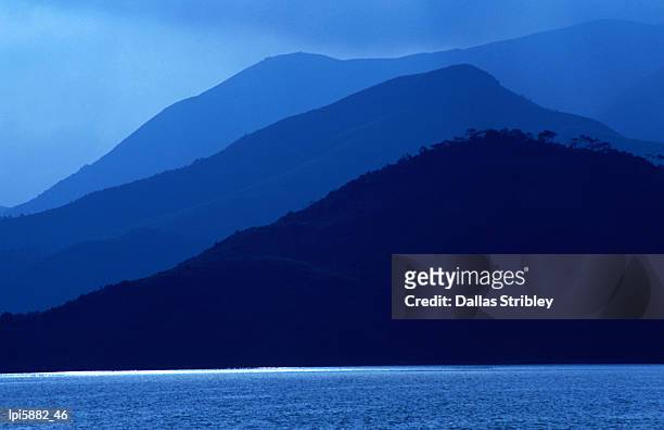 mountain silhouettes in new territories. - sudeste da china imagens e fotografias de stock