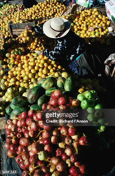 fruit vendor at market stall, puno, peru, south america - région de puno photos et images de collection
