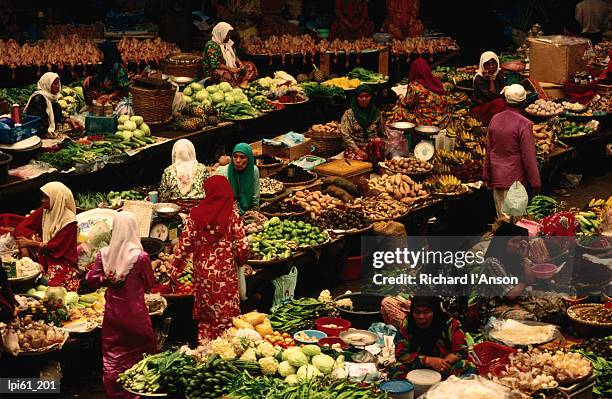 food stalls and people at central market, kota bharu, kelantan, malaysia, south-east asia - kota bharu stock-fotos und bilder