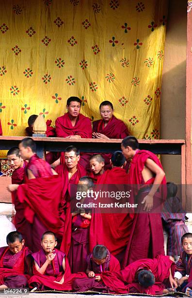 monks watching annual wangdu tsechu (festival), front view, wangdue prodrang, bhutan - the extra luxury lounge in honor of 83rd annual academy awards day 1 stockfoto's en -beelden