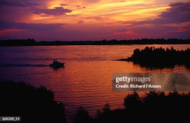 boat on mississippi river at sunset, memphis, united states of america - category:protected_areas_of_washington_county,_mississippi foto e immagini stock