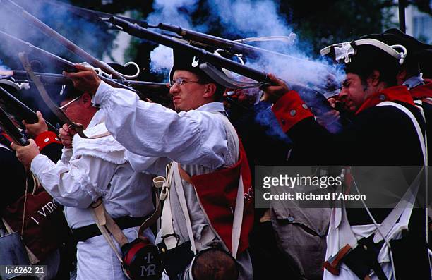 colonial military demonstration on 4th july, washington dc, united states of america - president and mrs trump host picnic and fireworks at white house on 4th of july stockfoto's en -beelden