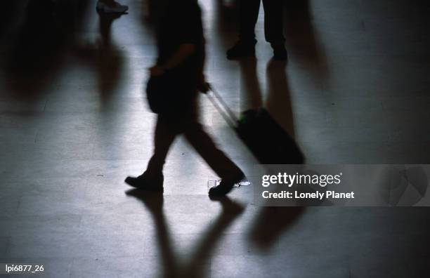 commuter wheeling luggage in concourse of grand central terminal, new york city, new york, united states of america, north america - upper midtown manhattan stock pictures, royalty-free photos & images